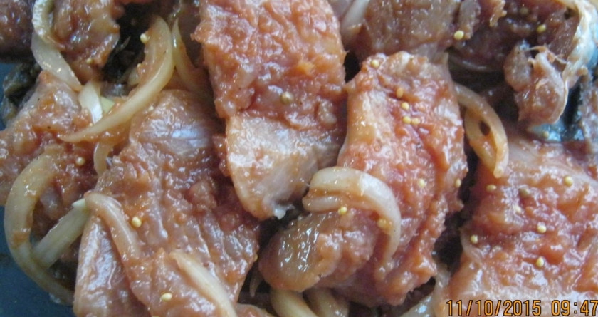 1. Этап. Селедочка по-быстрому: Добавить соль, черный перец, паприку,зерна горчицы а также томатный соус. Перемешайте. Добавьте уксус и хорошо перемешайте. Лук очистите и нарежьте полукольцами. Высыпьте лук к селедке, добавьте растительное масло и перемешайте. Накройте миску и поставьте её в прохладное место на несколько часов (лучше на ночь). Пока селедка стоит, ее нужно несколько раз перемешать.