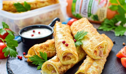 1. Этап. Трубочки с сыром и колбасой: Вкусные и аппетитные трубочки можно подать в качестве перекуса или как закуску на праздничный стол.