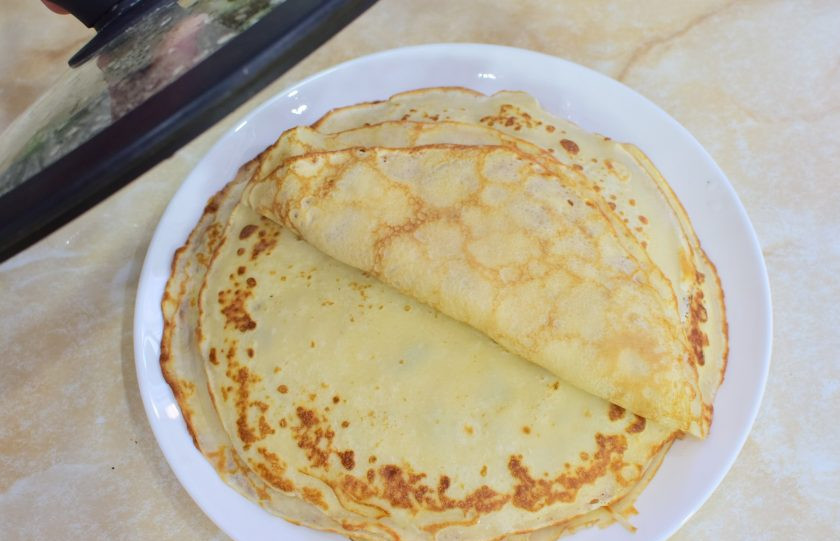 1. Этап. Блины с маскарпоне: Складывайте блины под крышку, чтобы они не высыхали.