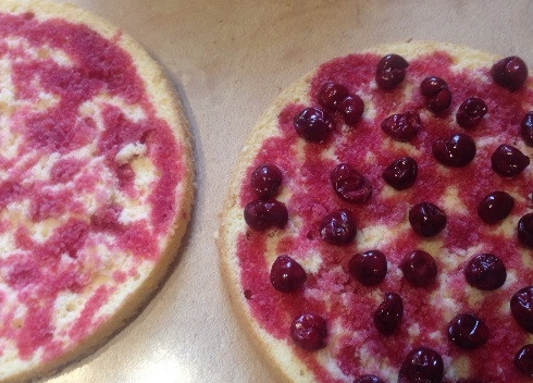 1. Этап. Бисквитный торт с масляным кремом: Поливаем оба коржа сиропом, на нижнем бисквите раскладываем ягоды. Бисквит получается достаточно сухим и, если вам нравятся влажные торты, разбавьте сироп от варенья и смочите коржи побольше.