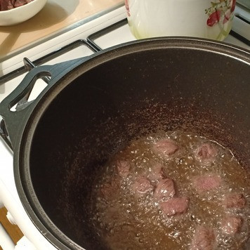 1. Этап. Жарено-тушеное мясо: В казанке раскалить растительное масло. В него, небольшими порциями выкладывать мясо и обжаривать до золотистой корочки,.