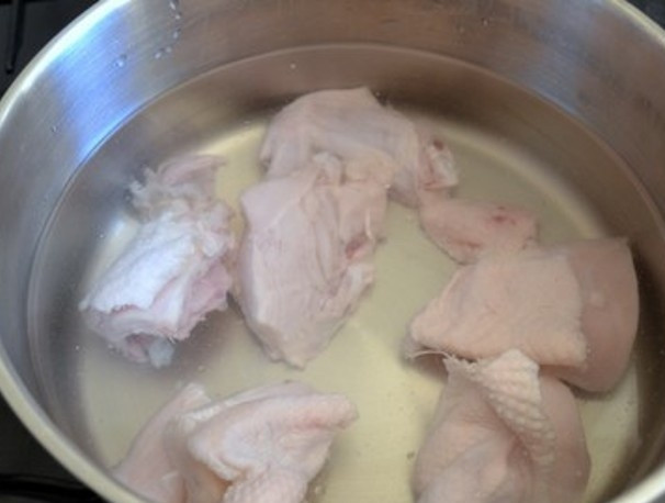 1. Этап. Суп с зеленым горошком: Первым делом ставим варить бульон. Мне больше нравится из курицы. Супчик получается легким и практически диетическим.