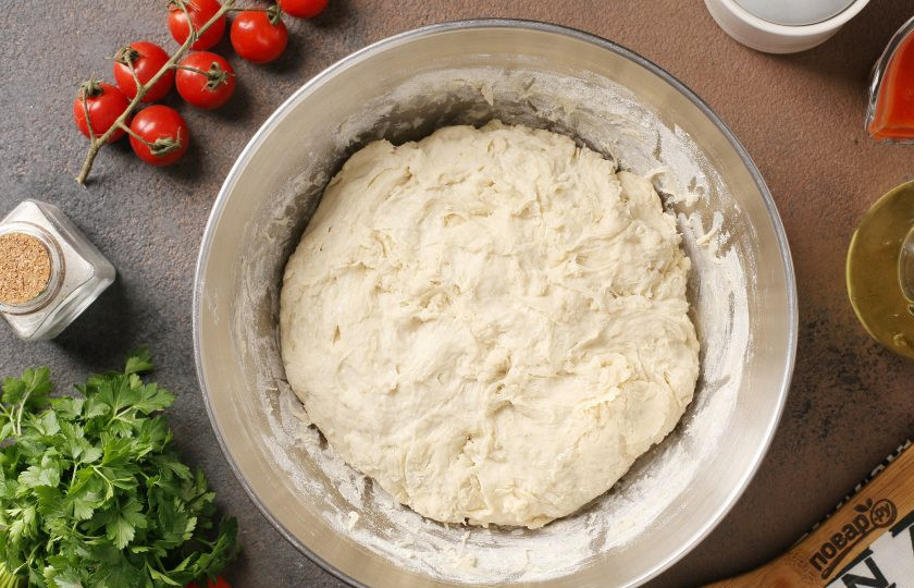 1. Этап. Пицца из дрожжевого теста холодного приготовления: Замесите мягкое и чуть липкое тесто. Накройте полотенцем и дайте полежать 10 минут.