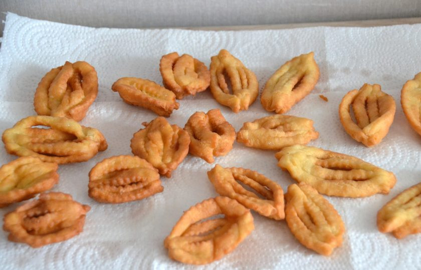 1. Этап. Десерт Ченси: Готовое печенье выложите на бумажное полотенце, чтобы избавиться от остатков масла.