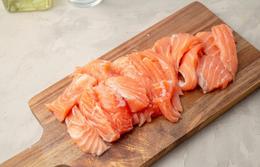 1. Этап. Малосольный лосось за 15 минут: С филе лосося снимите кожу и удалите все косточки. Нарежьте рыбу тонкими ломтиками.