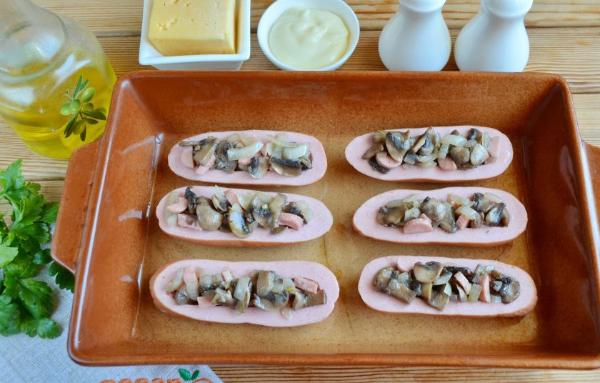1. Этап. Сардельки, фаршированные сыром и грибами: Наполните начинкой лодочки из сарделек.