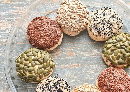 1. Этап. Булочки с ветчиной и семенами: Можно выпекать булочки отдельно друг от друга, можно придумать любую форму. Я выпекала в форме и две булочки отдельно. Готовить в духовке, заранее разогретой до 180 гр., 20 мин.