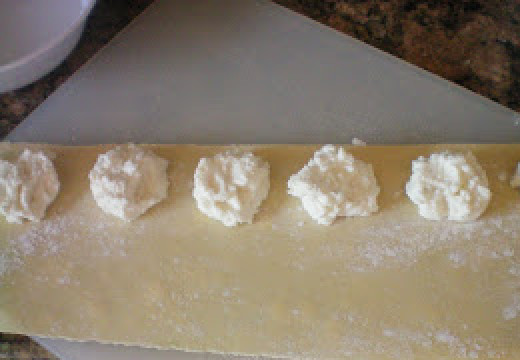 1. Этап. Равиоли с творогом: Тесто по краям и между начинкой смажьте водой, чтоб оно лучше слепилось.