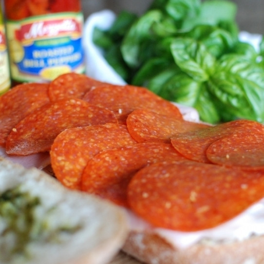 1. Этап. Сэндвич-кирпич: Далее - кусочки колбасы.