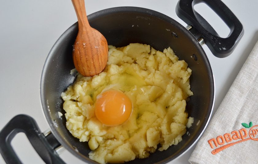 1. Этап. Гужеры: 5. Дайте тесту немного остыть, хотя бы до 40 градусов, чтобы не свернулись белки. В теплое тесто вводите по одному яйцу и перемешивайте тщательно массу до однородности.