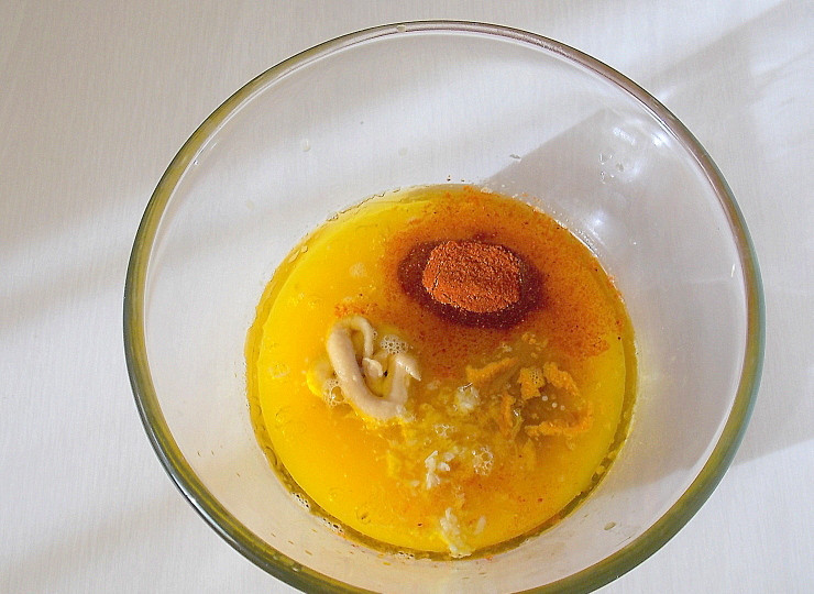 1. Этап. Мраморная индейка: С апельсина снимите цедру. Из мякоти выжмите сок. Добавьте в него 0.5 ч. ложки соли, куркуму, паприку, пюре из трех долек чеснока, горчицу и оливковое масло. Хорошо перемешайте.