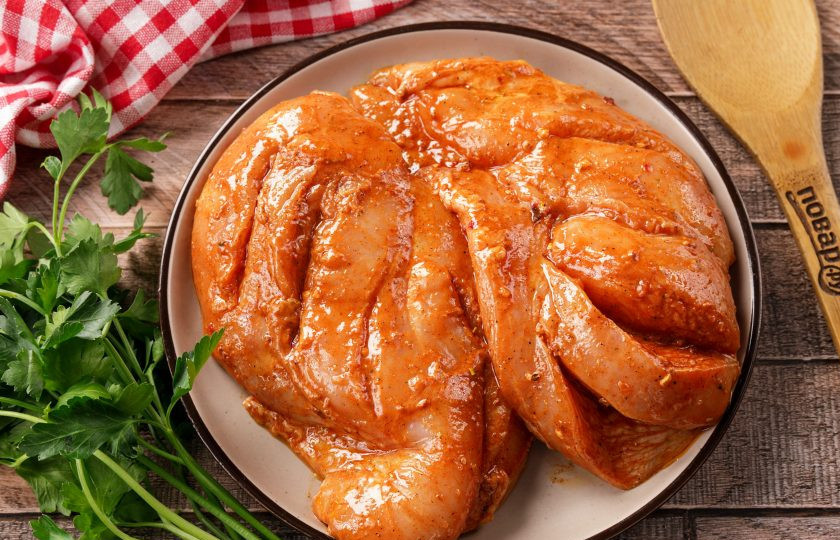 1. Этап. Шаурма в аэрогриле: Тщательно натрите со всех сторон и оставьте мариноваться на 15-20 минут.