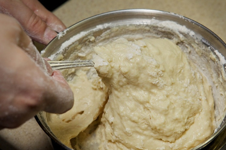 1. Этап. Заварное тесто для чебуреков с водкой: 5. Просейте оставшуюся муку, постепенно добавляйте её, чтобы контролировать консистенцию и заварное тесто для чебуреков с водкой в домашних условиях не получилось слишком жидким или крутым.