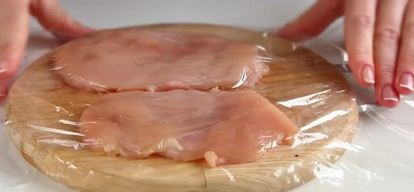 1. Этап. Куриные рулетики на сковороде: 1. Куриное филе промойте и промокните бумажной салфеткой. Нарежьте на приблизительно одинаковые пластины, накройте пленкой и слегка отбейте. Посолите, поперчите и смажьте специями.
