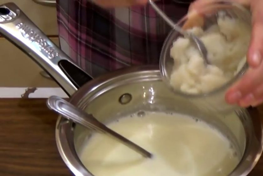 1. Этап. Молочно-сливочное желе с ягодами: 2. Поставьте смесь на огонь и хорошо подогрейте, но не доводите до кипения. Растворите в горячем молоке набухший желатин.