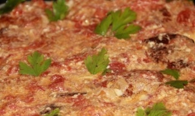 1. Этап. Куриные котлеты в томатном соусе: В посуду для запекания выложите котлеты, залейте томатным соусом. Накройте фольгой и поставьте в духовку на 30 минут при 180 градусах.