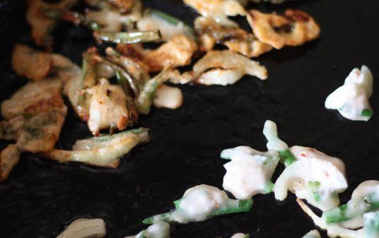 1. Этап. Пакора с зеленым луком: Разогреть на сковородке масло и обжаривать в нем пакоду с двух сторон, выкладывая вилкой по 3-4 кусочка. Готовые кусочки перекладывать на бумажное полотенце, чтоб стекло лишнее масло.