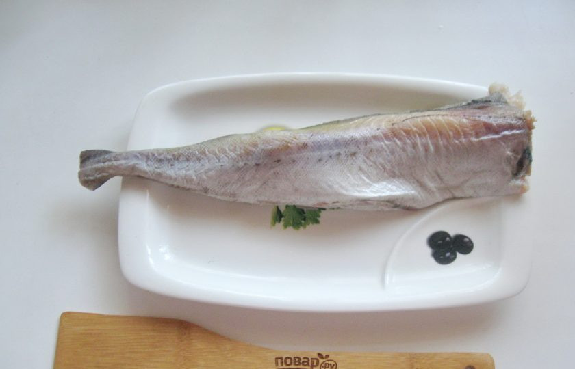 1. Этап. Минтай по-гречески: Минтай очистите от чешуи, выпотрошите, удалите плавники и черную пленку в брюшке. Хорошо помойте рыбу снаружи и внутри.