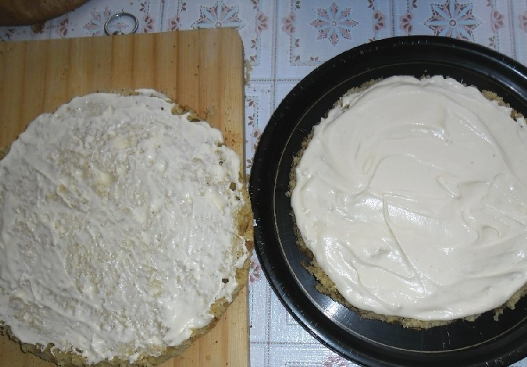 1. Этап. Легкий и вкусный тортик на кефире: Коржи обильно смажьте кремом с одной из сторон. Уложите их друг на друга.