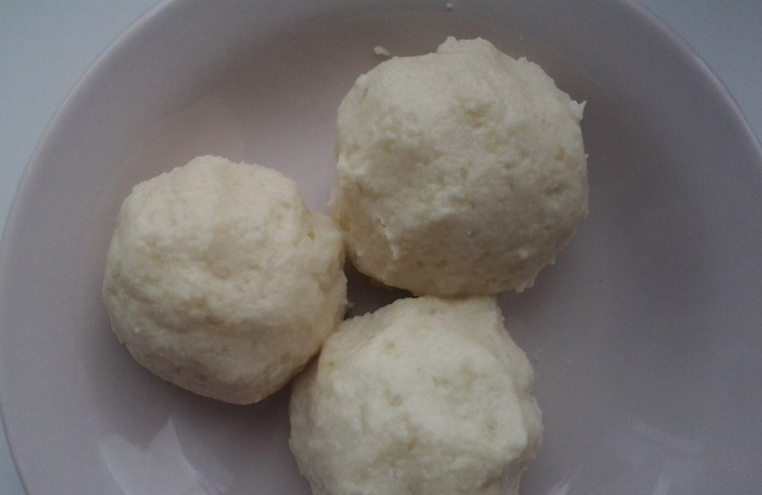 1. Этап. Клецки из картошки: Сформируйте клёцки. В лепёшки из картофеля заверните шарики из фарша.