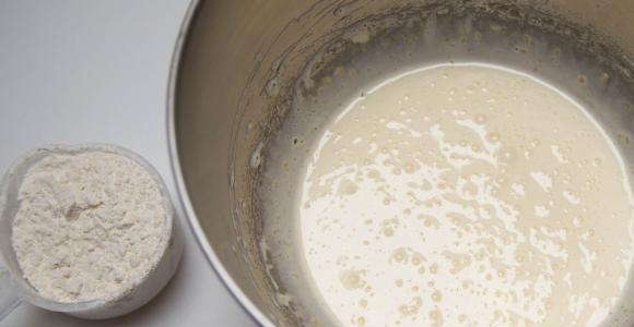 1. Этап. Быстрая яблочная шарлотка: Взбейте до однородности и пышности.