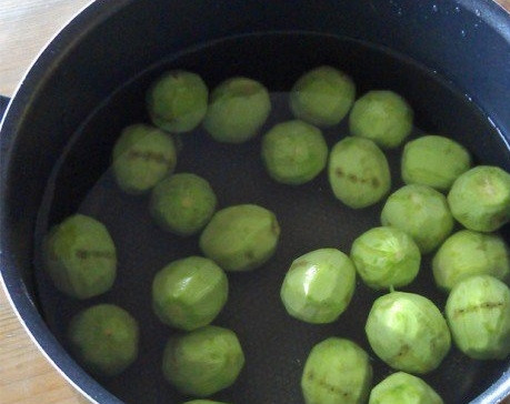 1. Этап. Варенье из зеленых орехов: 2. На следующем этапе вам не обойтись без рукавичек. Наденьте их и очистите орехи. Удобно использовать для этого овощечистку. Выложите орехи в холодную воду. Они должны провести в воде 9 дней. Меняйте воду на чистую дважды в день.