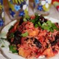 Рис с курицей и черносливом Лук, свеклу и морковь нарезать кубиками, обжарить на растительном масле 5 минут. Филе нарезать. Добавить к овощам. Посолить, поперчить. Жарить 5 минут. Рис отварить в соленой воде до готовности. Чернослив хорошо промыть водой. Добавить его к овощам и курице. Жарить 2 минуты. Залить горячей водой, накрыть крышкой и тушить на слабом огне до мягкости свеклы. У меня ушло примерно 30 минут. Добавить рис и зелень, хорошо перемешать. При необходимости добавить еще специи. Приятного аппетита!