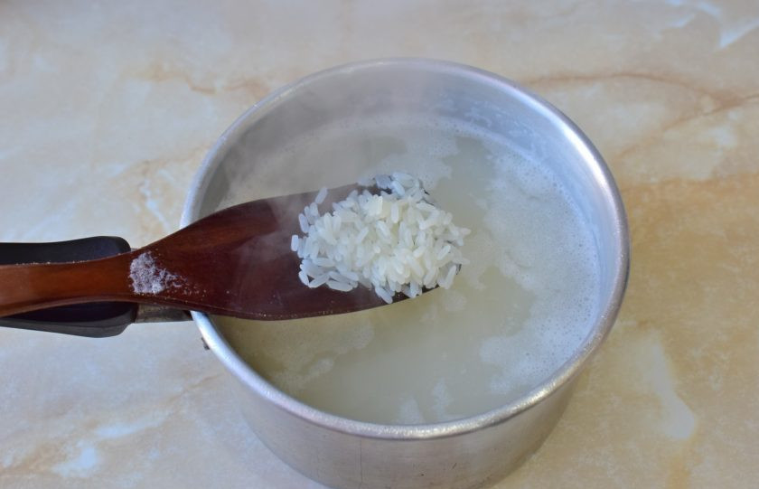 1. Этап. Тепаньяки с курицей: В процессе обжарки овощей поставьте вариться рис. Опустите его в кипящую воду и варите минут 12-15, чтобы он стал мягкий.