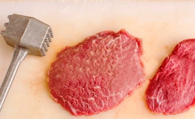 1. Этап. Лангет с соусом: Нарезаем мясо говядины на ломтики толщиной 1-1,5 см и слегка отбиваем.