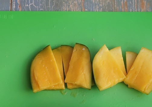 1. Этап. Запеченные овощи с курицей и сыром: Манго помыть, очистить от кожуры, нарезать кусочками.