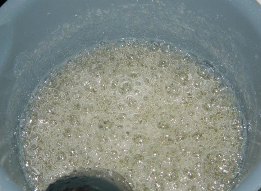 1. Этап. Свадебный торт: Одновременно сварите сироп из 90 мл воды и 240 г сахара, температура сиропа должна быть 120 градусов.