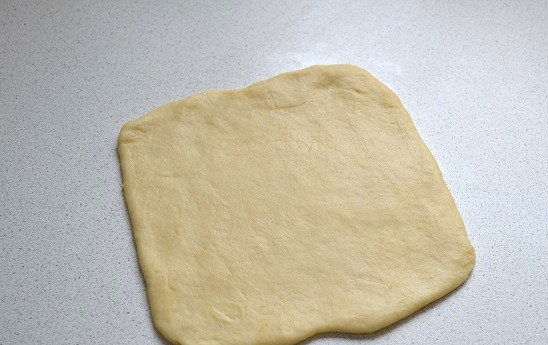 1. Этап. Яблочный торт с коричным кремом: Каждую раскатайте в прямоугольник.