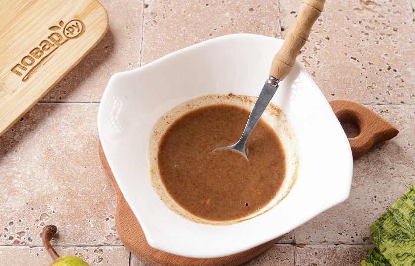 1. Этап. Пирог с грушей из бездрожжевого теста: Сливочное масло растопите (я делаю это в микроволновке), добавьте корицу и имбирь. Перемешайте.