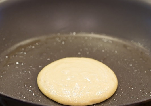 1. Этап. Банановые оладьи на кокосовой муке: 3. Разогрейте сковороду как следует. Смажьте чуть маслом. Выкладывайте ложкой тесто и жарьте банановые оладьи на кокосовой муке с двух сторон до румяности.