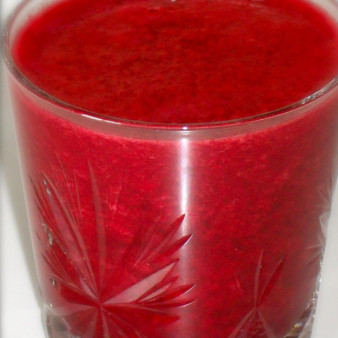Витаминный напиток из свеклы, красного апельсина и клубники