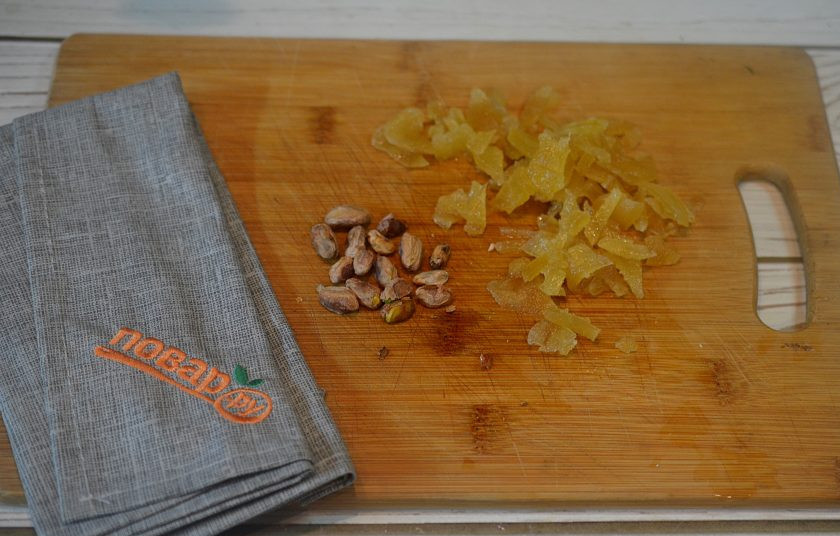 1. Этап. Печенье с грушами, фисташками и имбирем: 4. Имбирь нарежьте, фисташки очистите.