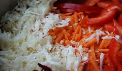 1. Этап. Салат Дракон: Капусту, свеклу и морковь трем на терку. Перец нарезаем мелкой соломкой. Все овощи перемешиваем и мнем руками, чтобы они дали сок.