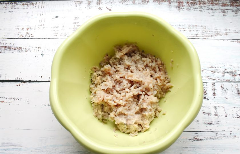 1. Этап. Котлеты из леща с салом: Очистите леща от чешуи, внутренностей, промойте и сделайте филе. Дважды пропустите филе леща через мясорубку с мелкой решеткой.