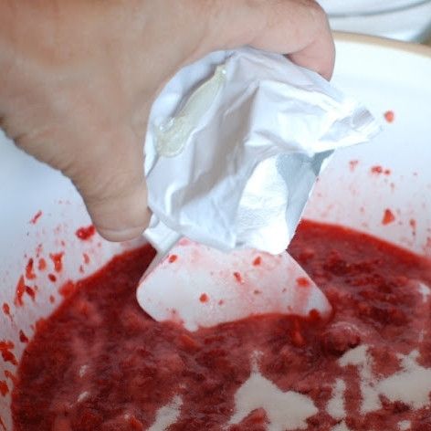 1. Этап. Сырой клубнично-малиновый джем: Добавляем в ягодную смесь пакетик пектина и немножко лимонного сока.