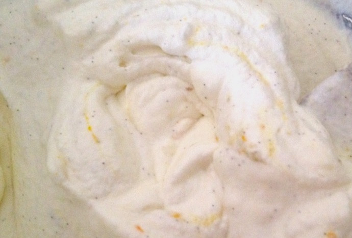 1. Этап. Мильфей со взбитыми сливками и малиной: 1. Раскройте стручок ванили, достаньте семена. Взбейте жирные сливки, добавьте к ним ваниль, эссенцию, цедру апельсина и лимона. Переложите крем в кондитерский мешок и отправьте его в холодильник.