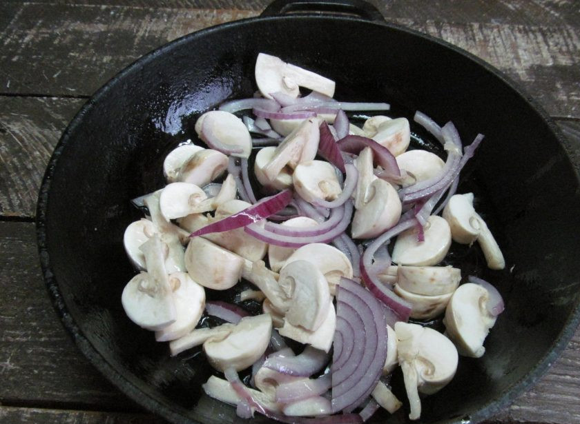 1. Этап. Рыбная скоблянка с креветками: Пока варится картофель, нужно нарезать лук полукольцами и грибы кусочками среднего размера. Нагрейте масло в сковороде и обжарьте лук с грибами до румяной корочки, чуть посолите и поперчите.