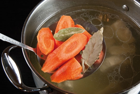 1. Этап. Кислые щи из утки: 1. Многие из нас не представляют своей жизни без первого блюда. Например, кислые щи из утки готовят не часто, но те, кто хотя бы раз попробовал этот суп, будут готовить его постоянно. Для начала нужно отварить утку с овощами. Ставим кастрюлю с водой и уткой на огонь, доводим до кипения, снимаем пену, солим по вкусу и добавляем сырую морковь, лук и специи.