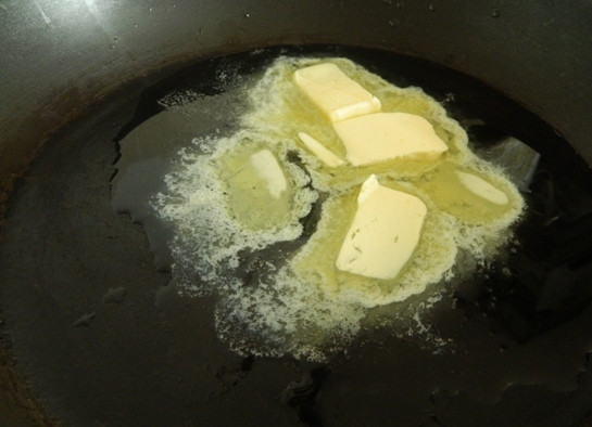 1. Этап. Картофельные рябчики: 4. На маленьком огне нужно растопить сливочное масло в растительном.