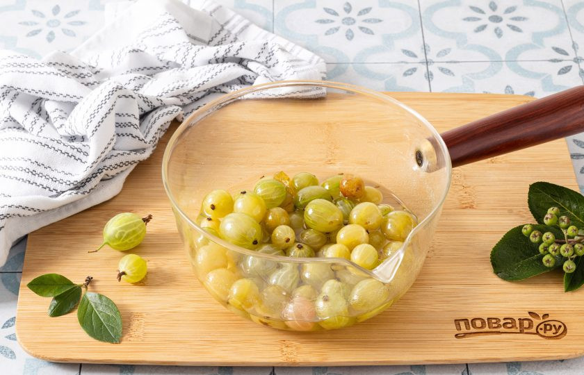 1. Этап. Варенье из крыжовника без воды: Переложите получившуюся смесь в кастрюлю или сотейник. На медленном огне доведите до кипения и варите 10 минут.