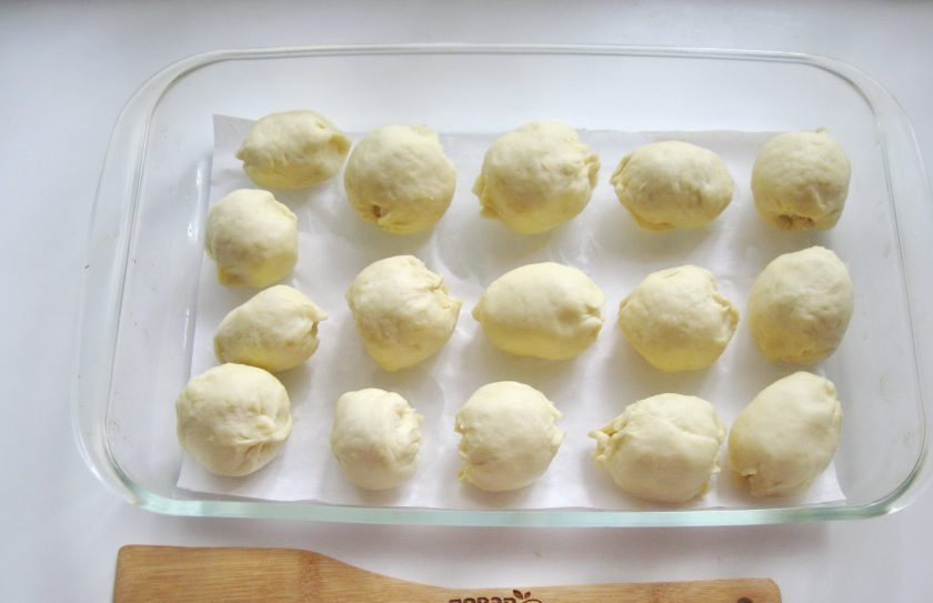 1. Этап. Пирожки Минутка из чудо-теста: Пирожки выложите в форму для выпекания.