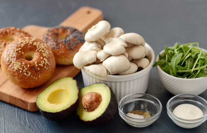 1. Этап. Бейгл с грибами и авокадо: Подготовьте все ингредиенты.