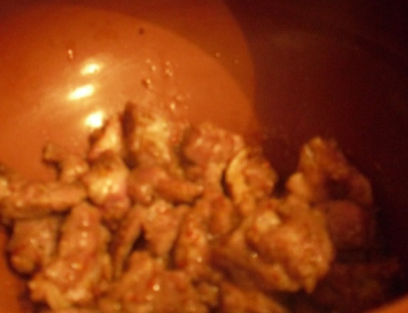 1. Этап. Вкусный суп из баранины: Баранину с луком сложите в горшок.