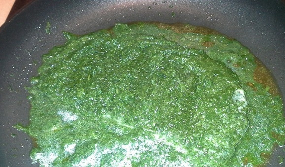 1. Этап. Манты зелёные: Замороженный шпинат потушите с растительным маслом в течение 3-4 минут. Если он свежий, то просто промойте его и нарубите.