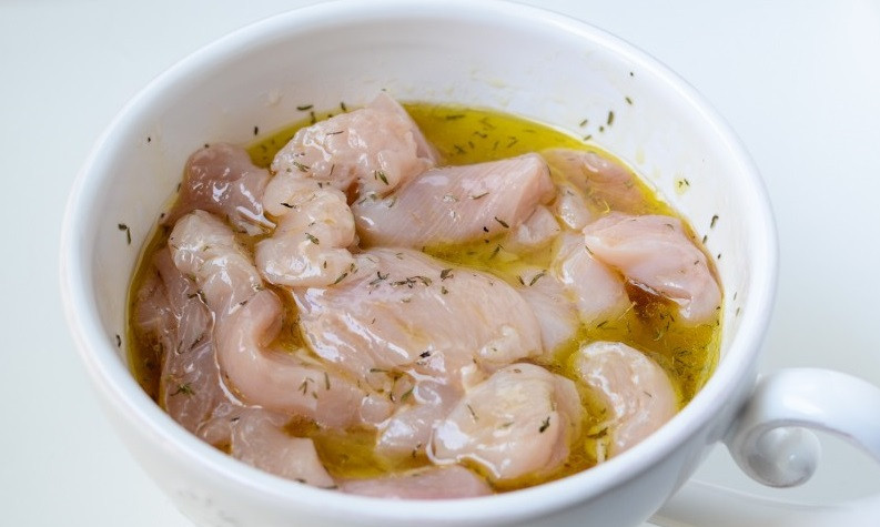 1. Этап. Подлива из грибов и курицы: Затем приготовить маринад для курицы. Для этого надо смешать 3 столовых ложки оливкового масла с 4 ложками белого вина. Добавить тимьян. И выложить в эту смесь курицу и, если у вас есть время, то поставьте в холодильнике на 12 часов (вы можете приготовить его утром, чтобы сделать вашу пасту вечером).