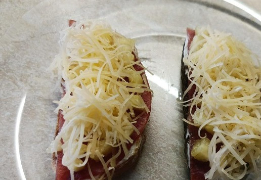 1. Этап. Бутерброды с сыровяленой индейкой и ананасом: Присыпать сверху натертым сыром.